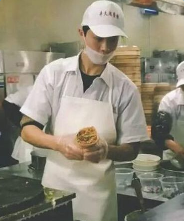 南京中医院大学煎饼小哥照片资料 张学芝照片家境