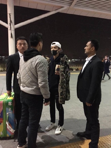 鹿晗火车站遭粉丝堵截照片曝光 发文求粉丝保持理智