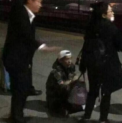 鹿晗火车站遭粉丝堵截照片曝光 发文求粉丝保持理智