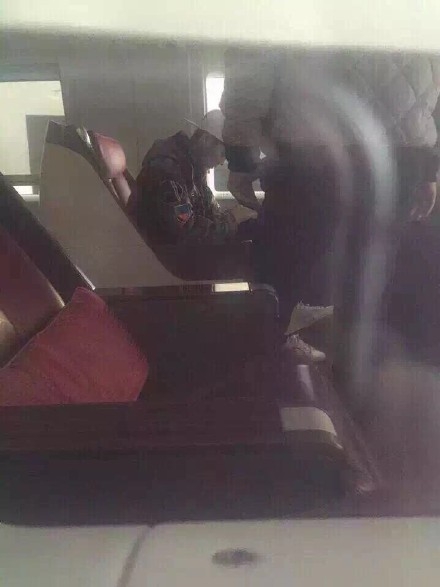 鹿晗火车站遭粉丝堵截照片曝光 发文求粉丝保持理智