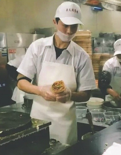 大学食堂煎饼小哥帅哭女生