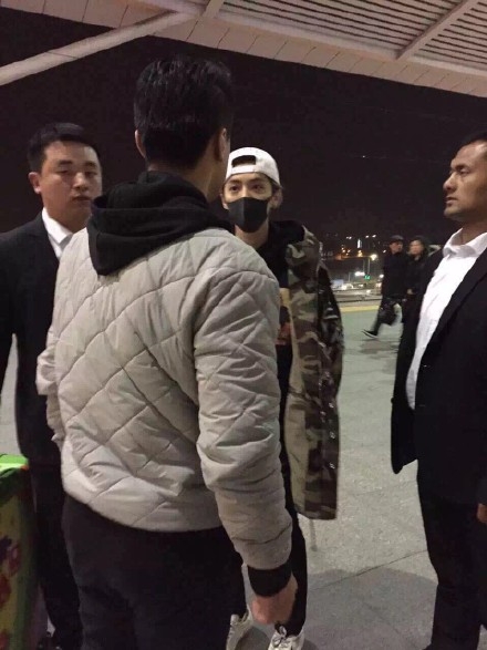 鹿晗火车站遭粉丝堵截照片曝光 发文求粉丝保持理智