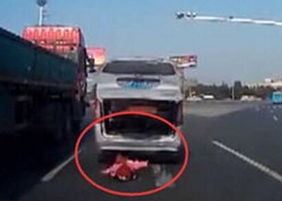 江苏面包车掉孩子完整视频 行车记录仪记录全部