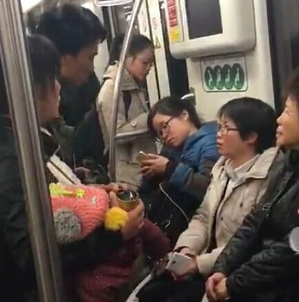 上海阿姨舌战乞讨者视频观看 乞讨者：正大光明乞讨无权干涉