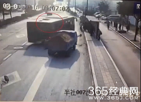 杭州公交车站运沙车撞人事故完整视频