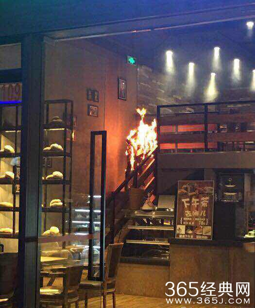 SNH48成员唐安琪与女伴起争执 全身着火