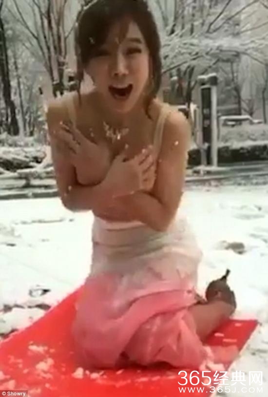 主播用油漆抹身体