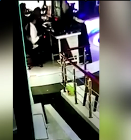 LOL团战遭女友关机 对其重拳加大骂