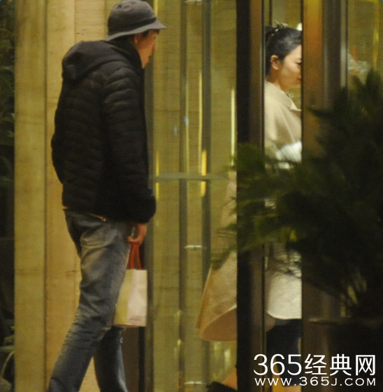新恋情？ 林更新深夜搂神秘女子回酒店举止亲密
