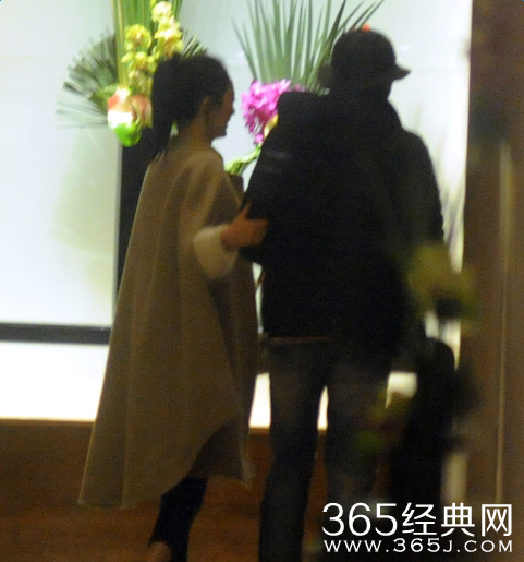 新恋情？ 林更新深夜搂神秘女子回酒店举止亲密