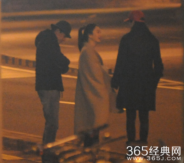 新恋情？ 林更新深夜搂神秘女子回酒店举止亲密