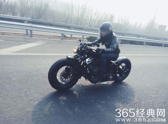 冯绍峰骑摩托车耍帅  不作死就不会死