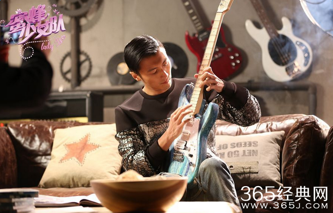 《蜜蜂》谢霆锋12年后重拾吉他为少女写歌