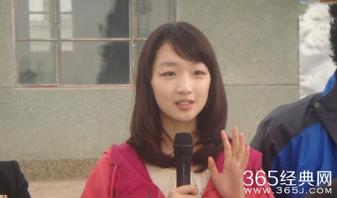 周冬雨晒性感照：飞机场妹子 清纯脱俗形象走红