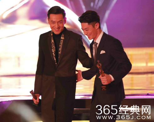 制播会“胡霍CP”揽四奖“交杯”庆祝