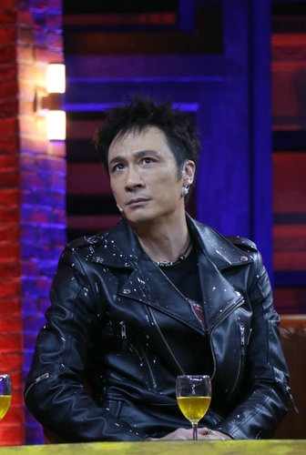 吴镇宇录影花絮照 卖萌嘟嘴让人惊呆