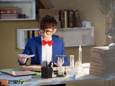 《明星大侦探》何炅变身柯南玩推理上瘾 要求和“尸体”合影