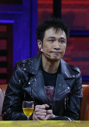 吴镇宇录影花絮照 卖萌嘟嘴让人惊呆