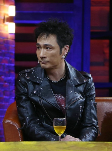 吴镇宇录影花絮照 卖萌嘟嘴让人惊呆