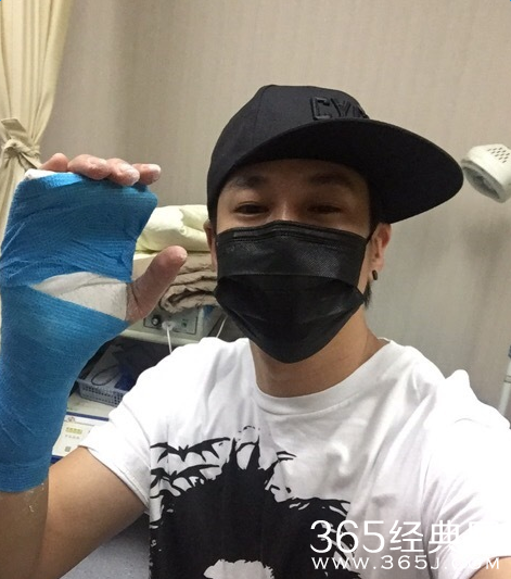 何润东右手受伤打石膏 女友喂食贴身伺候
