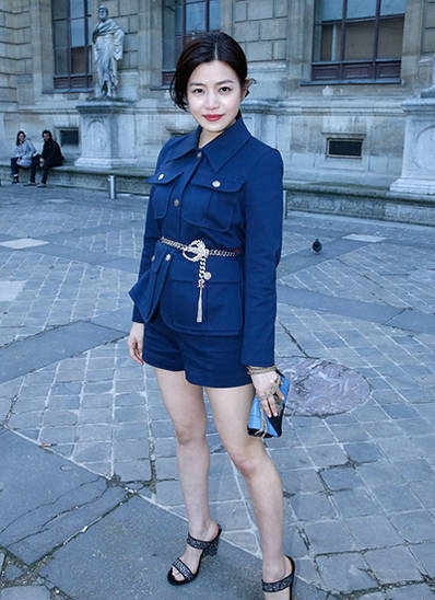 陈妍希巴黎时装周 黑色银葱拖鞋遭差评