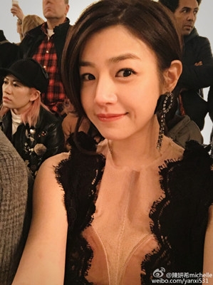 陈妍希巴黎时装周 黑色银葱拖鞋遭差评