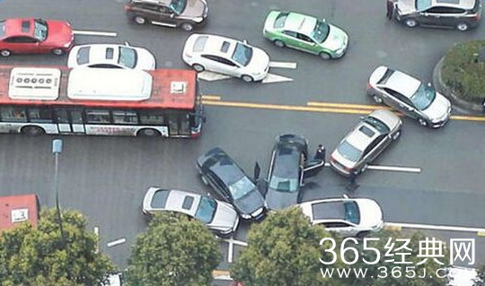 成都奇葩车祸 4车相撞造型别致