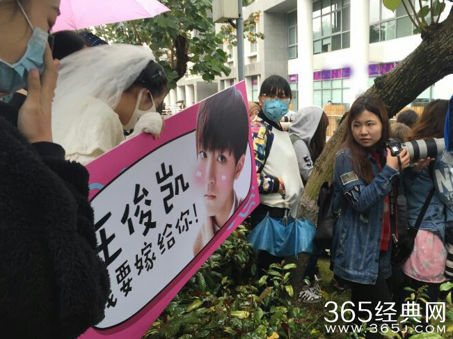 疯狂粉丝穿婚纱求嫁王俊凯 被疑品牌炒作