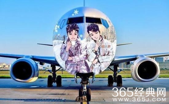胡歌霍建华CP照被印上飞机