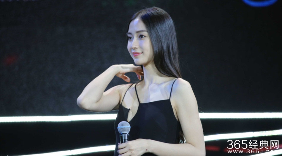 Baby以手护胸尴尬防走光 小秀性感事业线