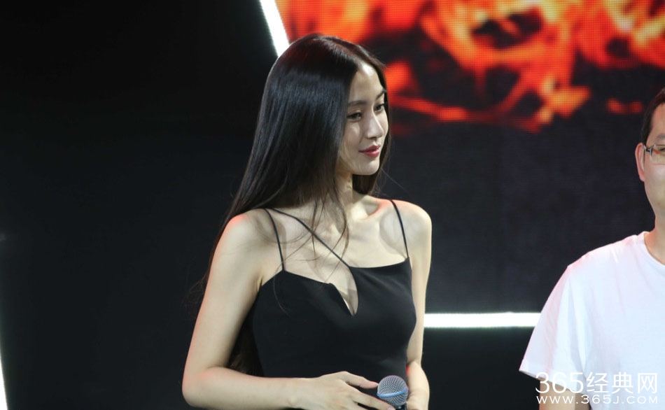 Baby以手护胸尴尬防走光 小秀性感事业线