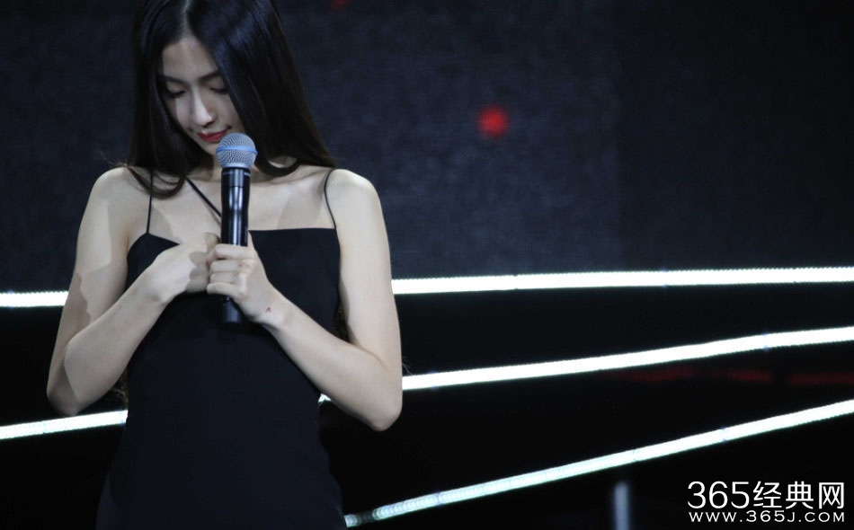 Baby以手护胸尴尬防走光 小秀性感事业线