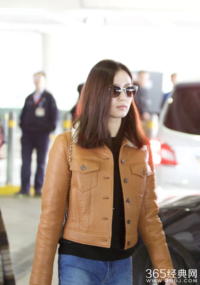 刘诗诗大婚在即！心情好英姿飒爽玩机车！