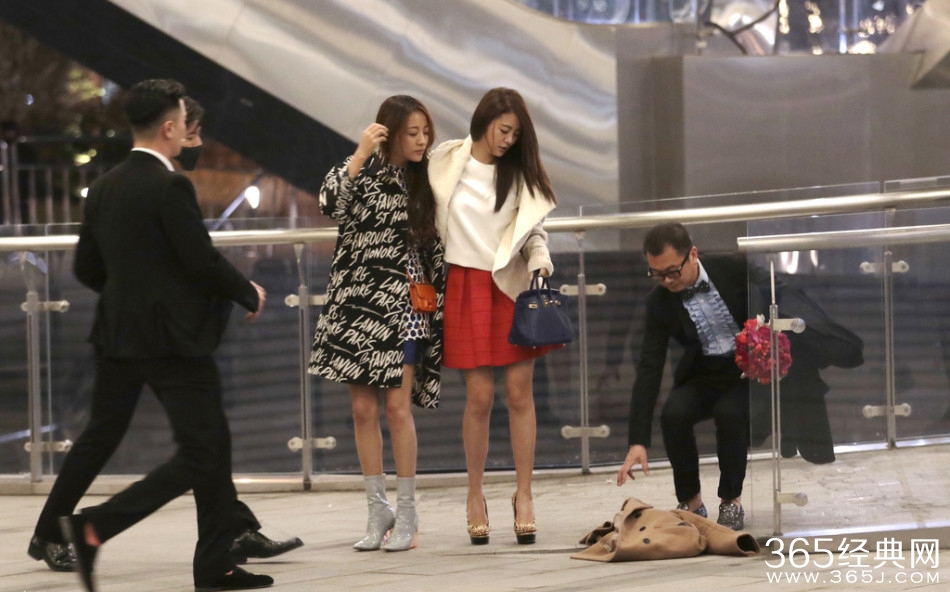 安以轩醉酒被人搀扶 走路踉跄尴尬上镜