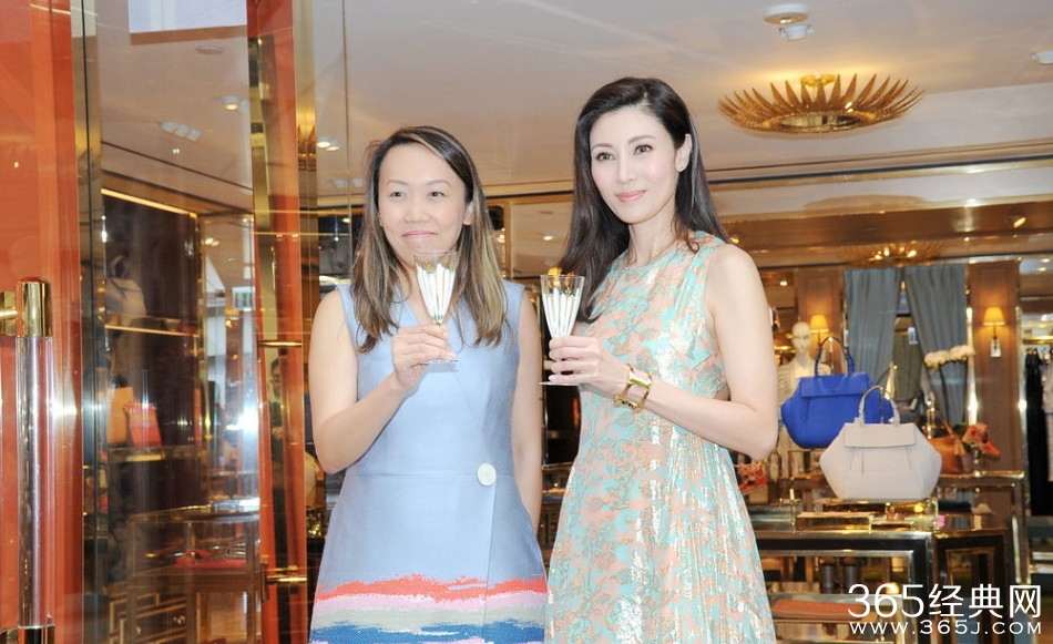 李嘉欣否认怀孕 肤白貌美长裙凸显好身材