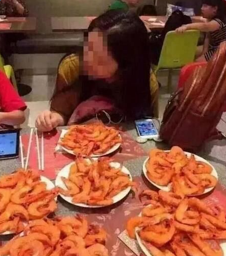 中国游客在泰国自助餐厅哄抢大虾 场面极为混乱