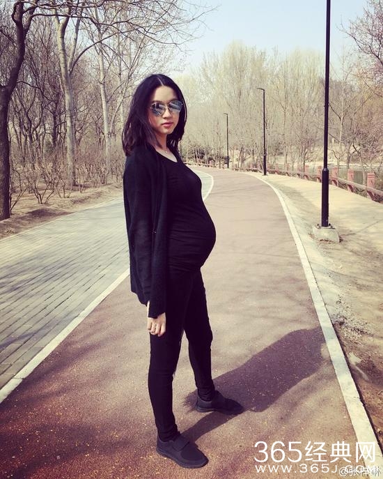 张梓琳出游长腿不见 孕肚圆滚似篮球