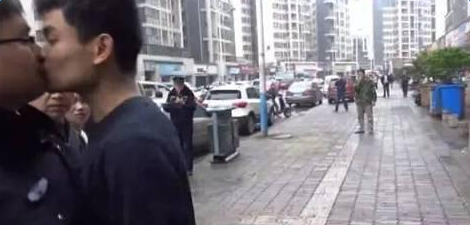 亲吻城管男子黄某照片资料 2次亲吻城管视频观看