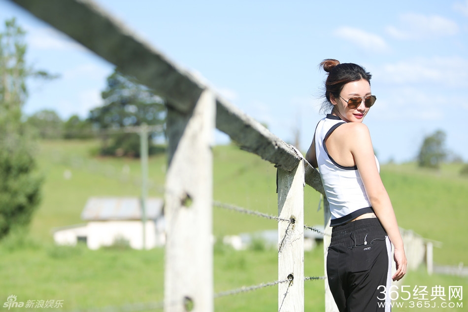 柳岩坎袖小衫露香肩 前凸后翘曲线性感