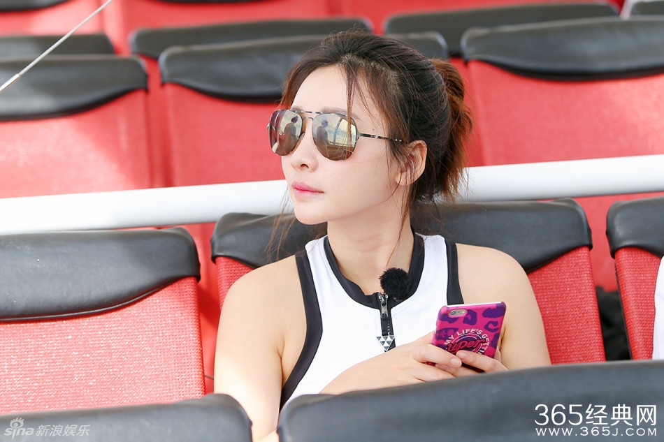 柳岩坎袖小衫露香肩 前凸后翘曲线性感