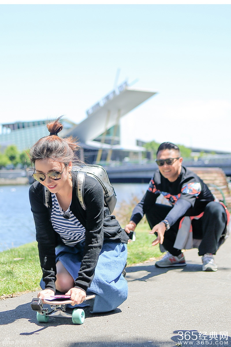 柳岩坎袖小衫露香肩 前凸后翘曲线性感