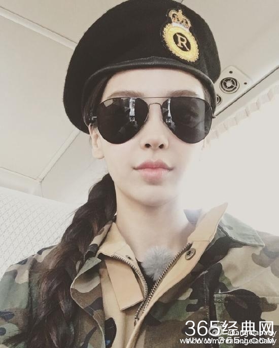Angelababy穿军装学宋仲基撩妹