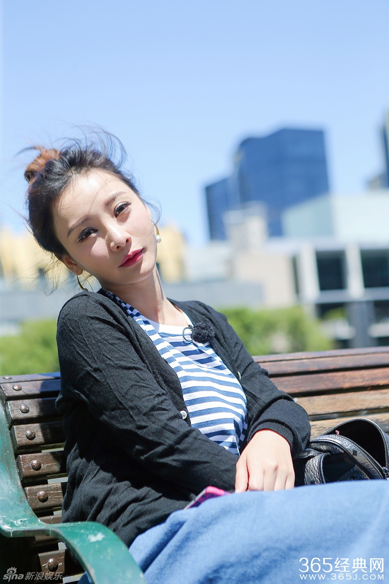 柳岩坎袖小衫露香肩 前凸后翘曲线性感