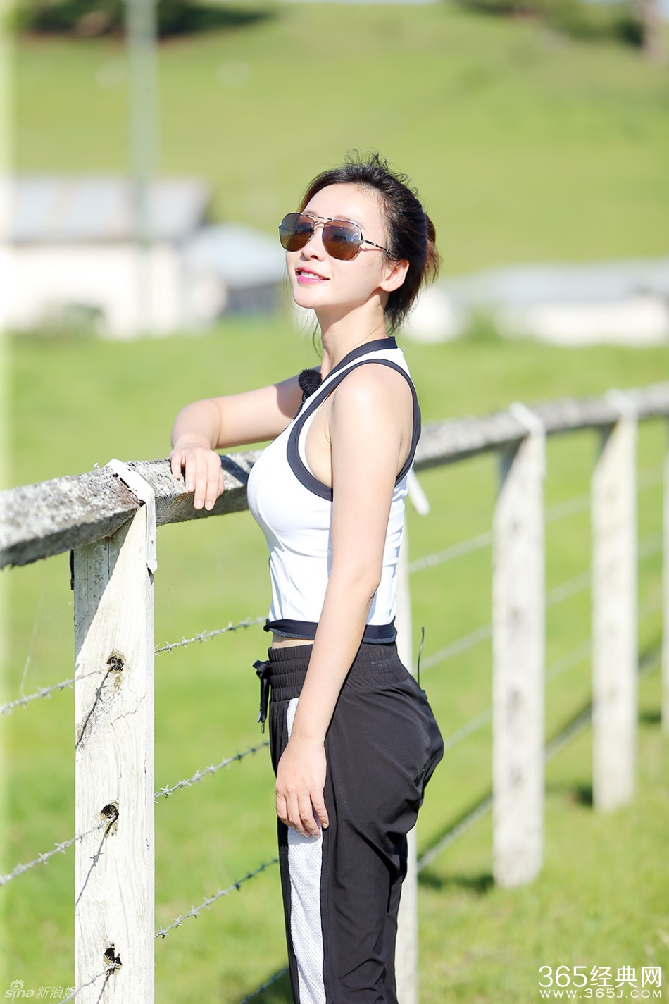 柳岩坎袖小衫露香肩 前凸后翘曲线性感