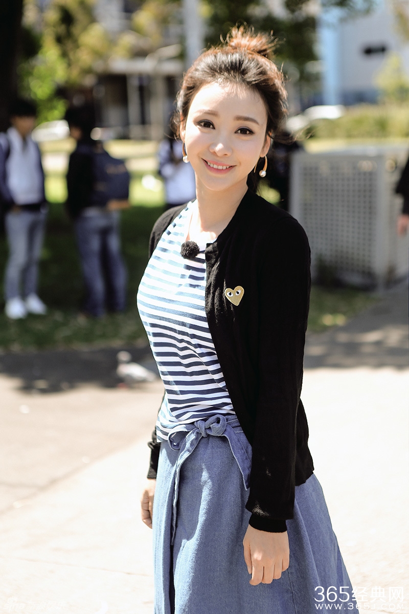 柳岩坎袖小衫露香肩 前凸后翘曲线性感