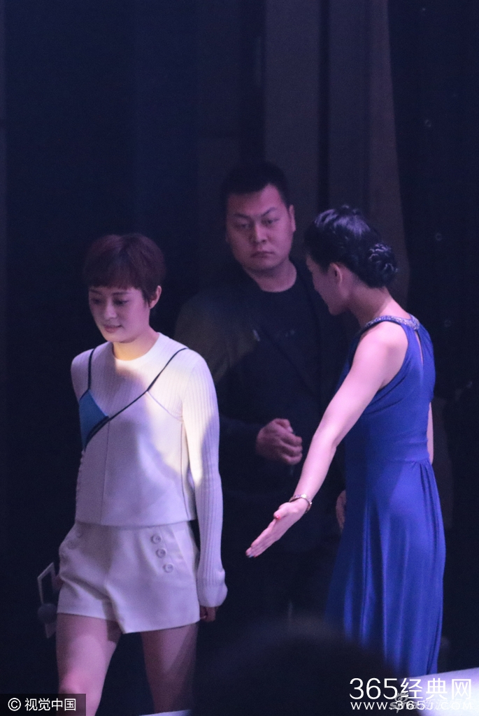孙俪大步流星 保镖护航尽显娘娘威仪