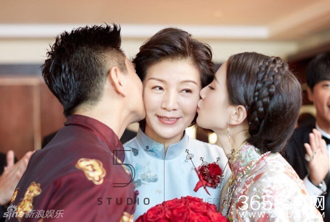 刘诗诗妈妈气质如兰走红 明星妈妈依旧美丽