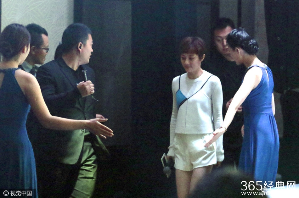 孙俪大步流星 保镖护航尽显娘娘威仪