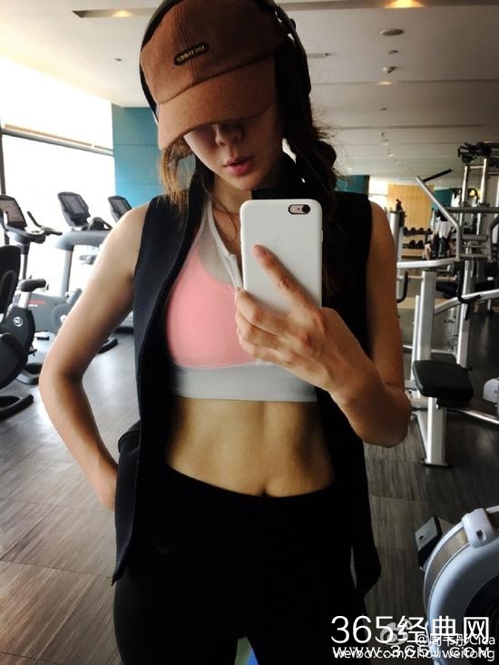 周韦彤健身照超惹火 深沟抢镜(图)