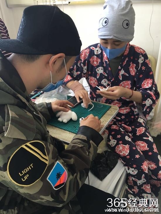黄晓明探望白血病患者 送亲手制作大白玩偶